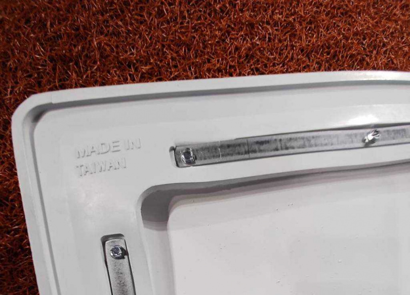 經典賽資格賽使用壘包背後的「台灣製造」。（圖／中國時報記者陳筱琳攝）