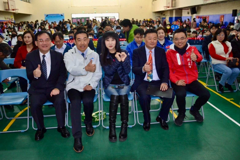 蔡朝發(右2)及立委洪孟楷(右1)、議員蔡淑君(中)一同出席「歲末孝悌楷模、勵學獎助金及書法、菁英英語比賽」。(圖/林口教育基金會)