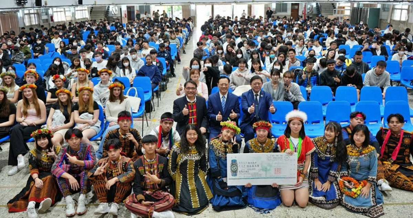 巴巴事業董事長黃烱輝與潮州高中師生大合照（圖／巴巴事業提供）。