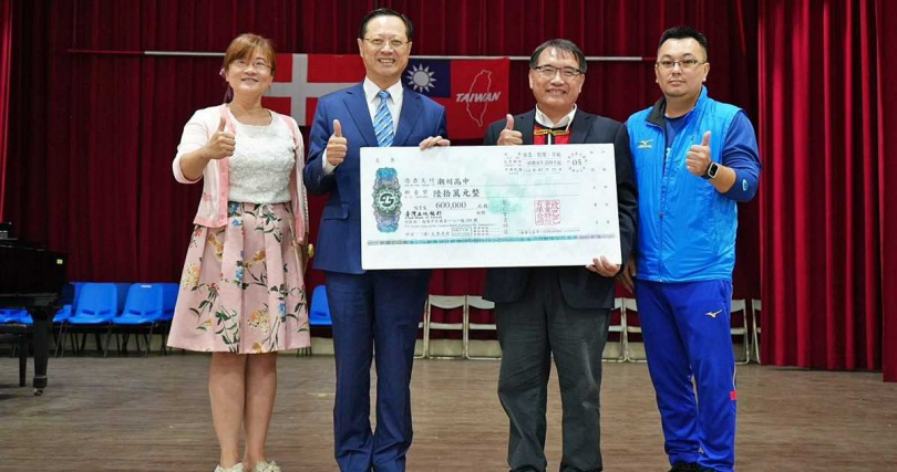 巴巴事業董事長黃烱輝（左二）與潮州高中校長林逸文（右二）捐贈儀式合照（圖／巴巴事業提供）。