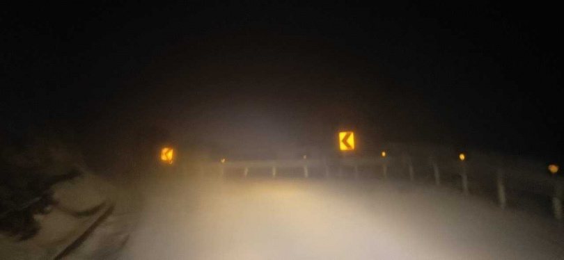 合歡山台14甲線鳶峰至大禹嶺仍有部分路面結冰或積雪未融。(圖/公路局提供)