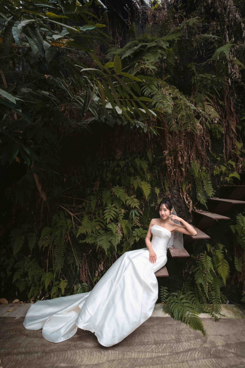 在MV中蔡佩軒也特別穿上婚紗。(圖/可瑞思國際娛樂提供)