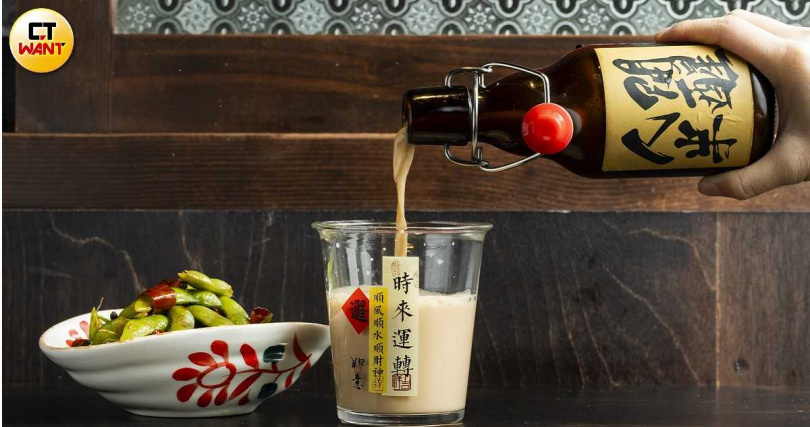 「黃酒奶茶」（右，88元）使用10年以上的陳年黃酒與茶葉混調，帶有時間沉澱的甜味，可以搭配香辣涮嘴的「椒麻毛豆」。（98元，圖／楊澍攝）