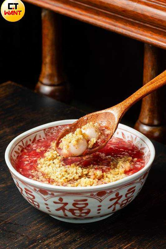 「核桃酒釀圓子」考量台灣灣人喜好，特選芝麻餡湯圓製造驚喜，酒釀的酸、芝麻的甜、核桃的香恰到好處。（188元，圖／楊澍攝）