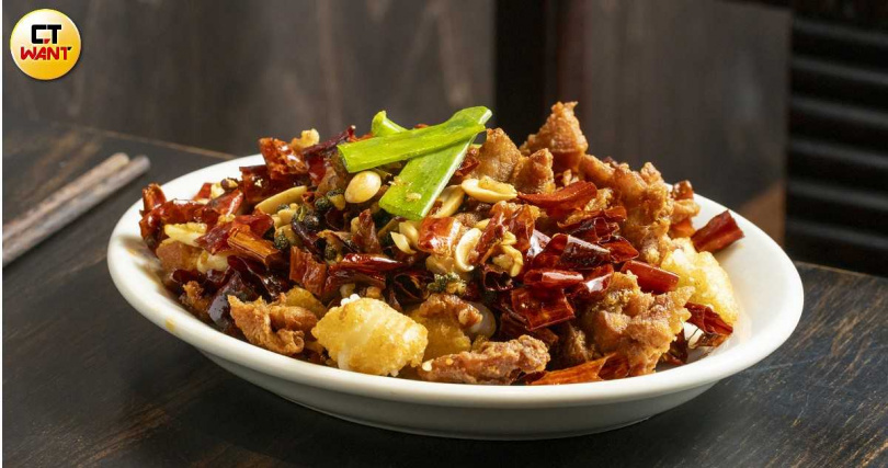 「重慶年糕辣子雞」將韓式年糕先炸過讓表面微酥再混入辣子雞中，加上香脆花生很適合做為下酒菜。（388元，圖／楊澍攝）