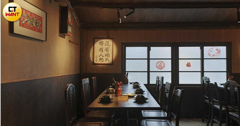 團隊在不破壞老宅氛圍的前提下為原本的木結構鋪設防火隔音棉、以鋼構支撐加固，就連椅子也多選用民初時期家具呼應時代。（圖／楊澍攝）