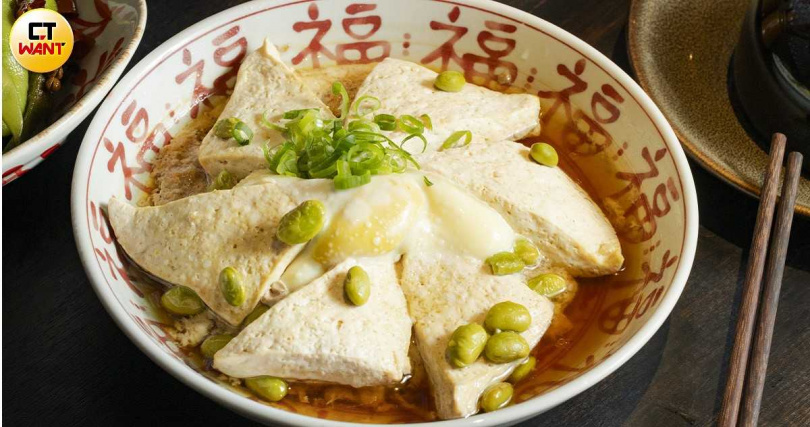 「臭豆腐毛豆蒸肉餅」在清蒸時，肉的油脂、香氣滲入臭豆腐的孔洞，提味的黃酒與清甜的毛豆也讓風味更加平衡。（288元，圖／楊澍攝）
