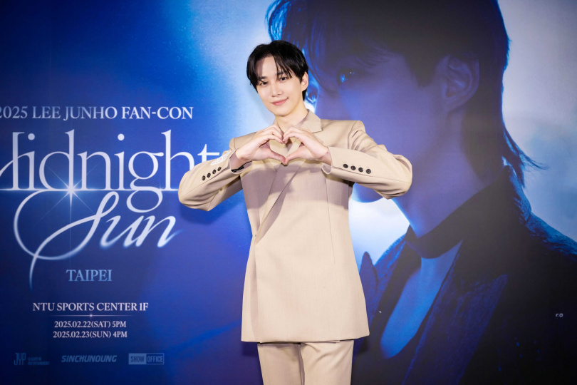 在今日的記者會上，李俊昊沒有借助外力自行走上台，但仍看得出他在行動時小心翼翼（圖／SHOW Office提供）