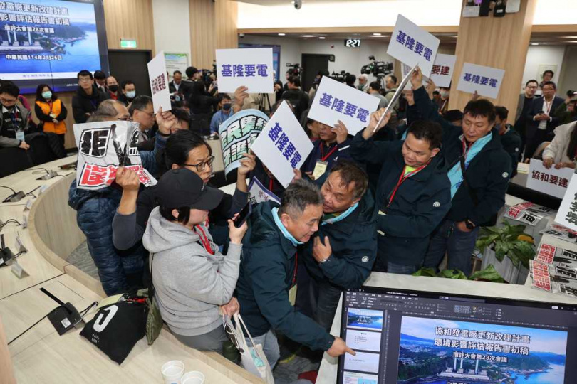 基隆協和電廠四接環評大會26日在環境部舉行，支持者與反對團體在中午再度爆發嚴重肢體衝突。（圖／中國時報姚志平攝）