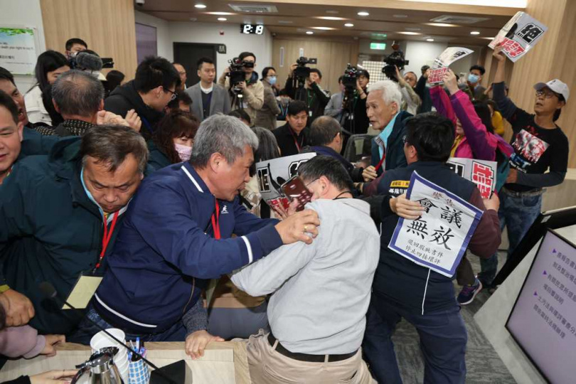 基隆協和電廠四接環評大會26日在環境部舉行，支持者與反對團體在中午再度爆發嚴重肢體衝突。（圖／中國時報姚志平攝）