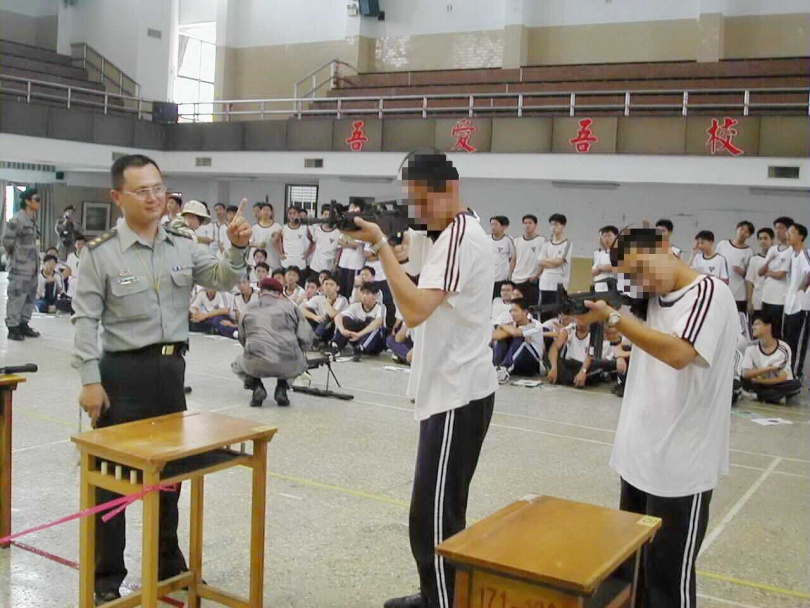 早期教官負責學生軍事訓練、品行管理以及思想教育，軍訓課程則包括打靶射擊、服從訓練等。（示意圖／報系資料照）