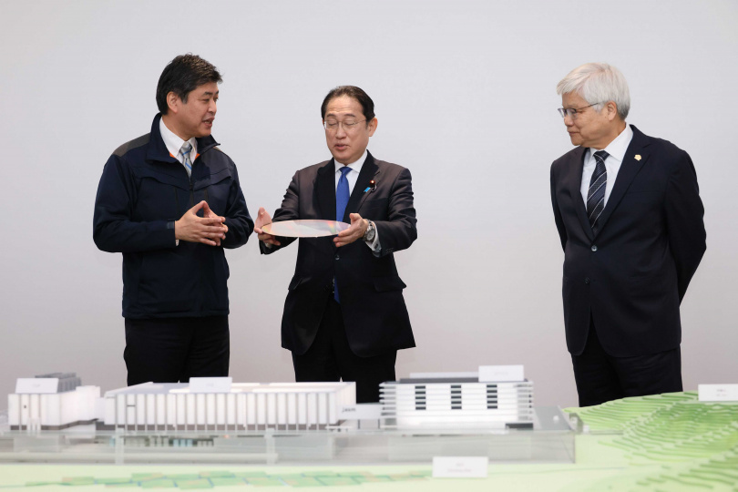台積電總裁魏哲家（右）2024年在日本熊本工廠中接待時任日本首相岸田文雄（中）與日本企業界代表，岸田強調日本把「半導體」定位在經濟安全保障的重要物資，政府會全力支持日本國內的供應鏈。（圖／翻攝自日本首相官邸官網）
