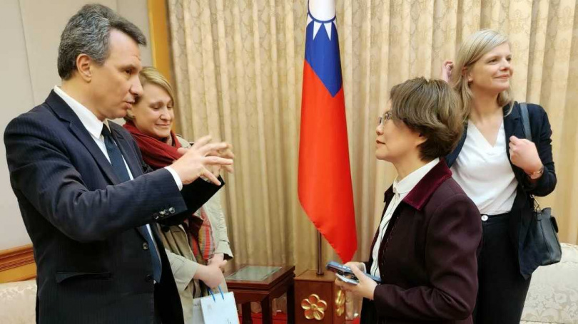 民眾黨立委劉書彬（右）是立法院少見的「知歐」立委，因此上任沒多久，就代表民眾黨接待「歐洲外交關係協會」（ECFR）智庫訪問團，與來訪代表就國際與安全局勢及台歐關係前景深入交換意見（圖／翻攝自劉書彬臉書）