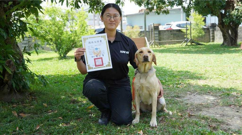 台中警犬隊訓練官蕭至汎與警犬 UHOO。（圖／中國時報寶智華）