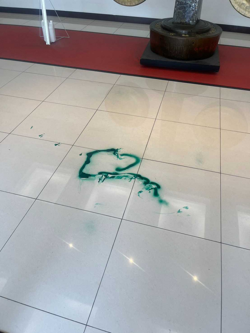 田山盛國17日上午闖入北檢噴漆抗議。（圖／翻攝畫面）