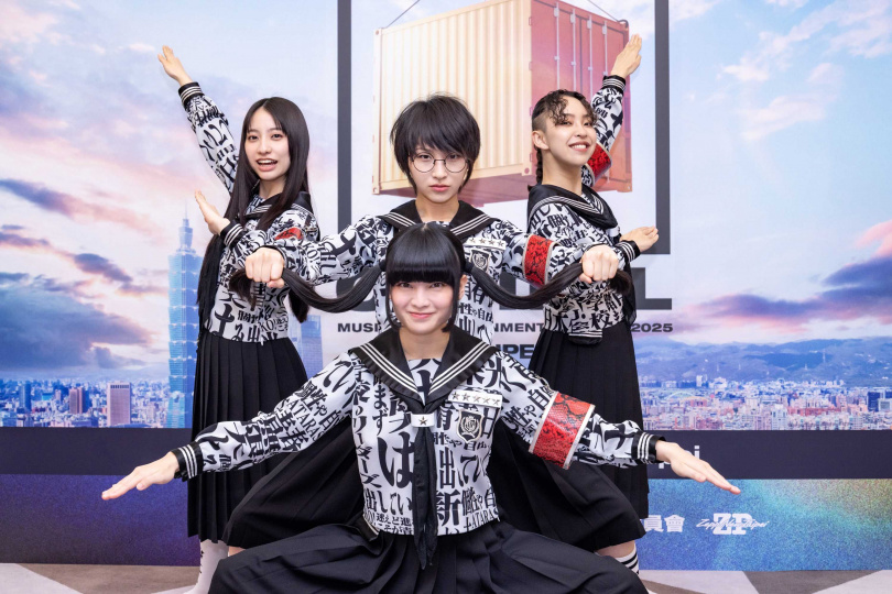 新學校領袖上台有個互相打氣的小儀式，就算要讓觀眾稍等也一定要做完。（圖／好玩專賣店提供）