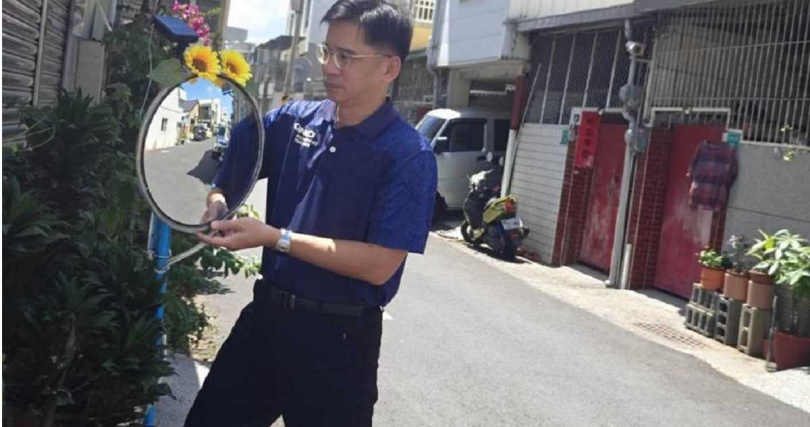 台南市大忠里居民因風水問題拒設反光鏡，里長許智雄自製可愛版反光鏡終獲居民同意裝設。（圖／報系資料照）