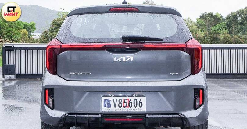 車尾為全新設計的貫穿式LED尾燈,夜間辨識度高。(圖╱黃威彬攝)