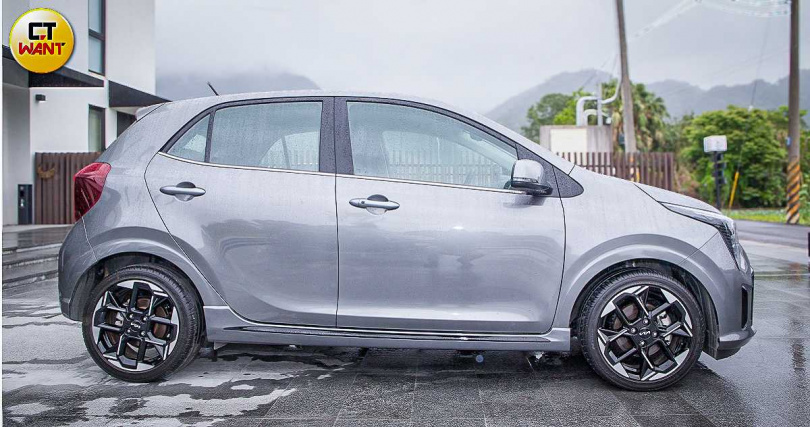 Picanto的車長3,594mm、車重約1,000公斤,在都市行車時相當靈活。(圖╱黃威彬攝)