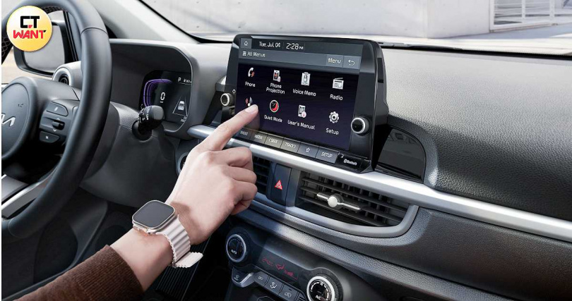 Picanto內裝的亮點,在於中控台配備的8吋懸浮式觸控多媒體螢幕。(圖╱台灣森納美起亞提供)