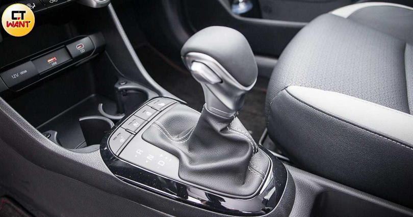 採用電子序列式5速自手排變速箱;平均油耗表現為18km/L。(圖╱黃威彬攝)