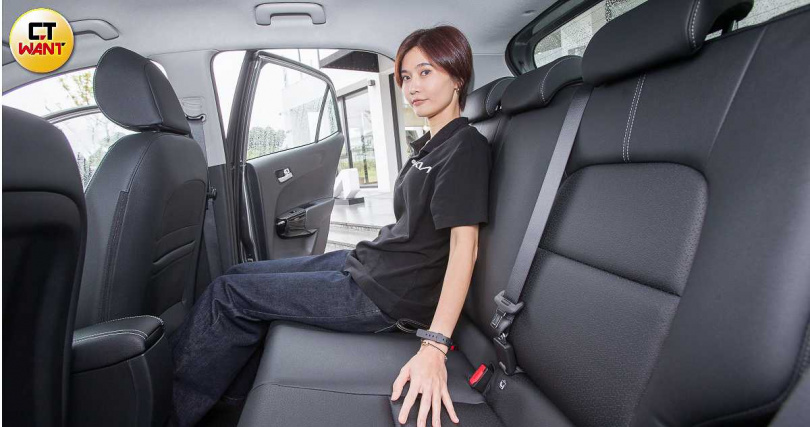 雖然車身尺寸較小,但軸距來到2,400mm,以小車來看,後座乘坐空間還算不錯。(圖╱黃威彬攝)