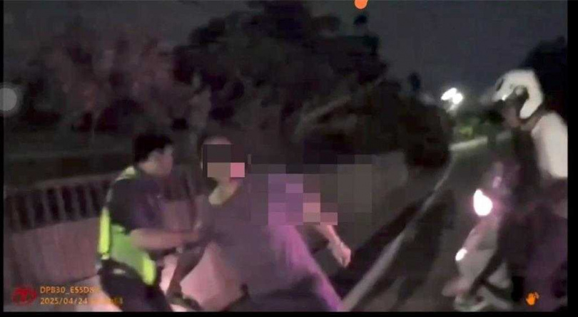 屏東陳姓男子潛入車內行竊失風後，竟挾持車主「快開車」，最後徒步逃逸不到5小時即遭逮。（圖／警方提供）