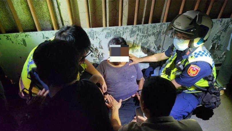 屏東陳姓男子潛入車內行竊失風後，竟挾持車主「快開車」，最後徒步逃逸不到5小時即遭逮。（圖／警方提供）