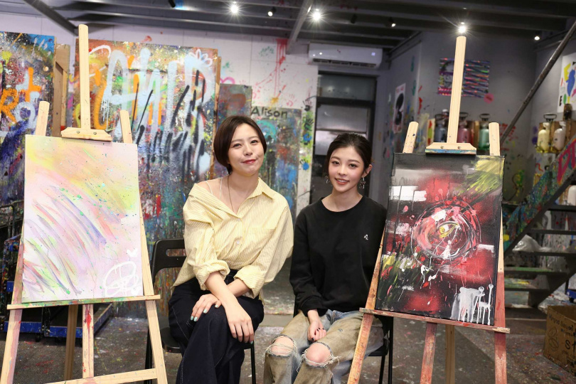 劉品言（左）與詹子萱（右）首次挑戰潑畫。（圖／鏡電視提供）