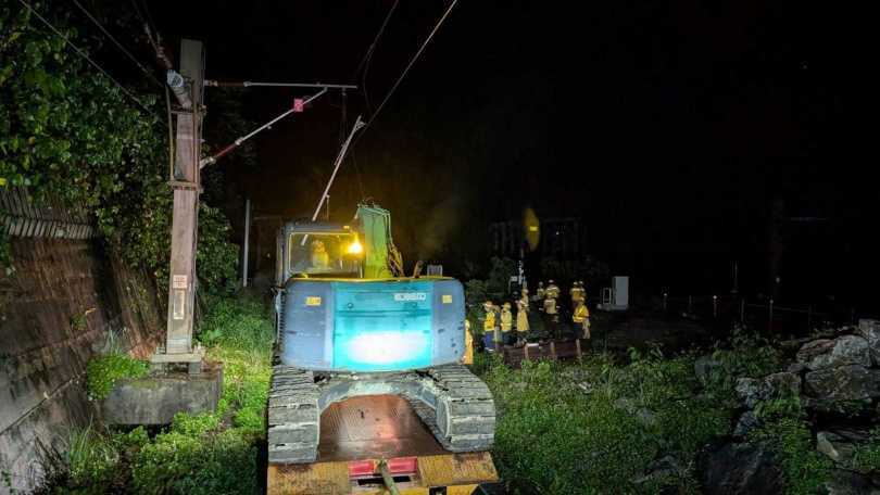 花蓮土石泥流導致電車線設備及鐵道受損。(圖/卓榮泰臉書)