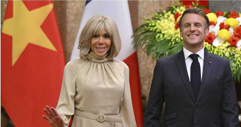 法國總統馬克宏與妻子布麗吉特近日前往越南展開東南亞訪問行程，卻因一段「總統遭妻手推臉」的影片意外成為網路焦點。（圖／達志／美聯社）