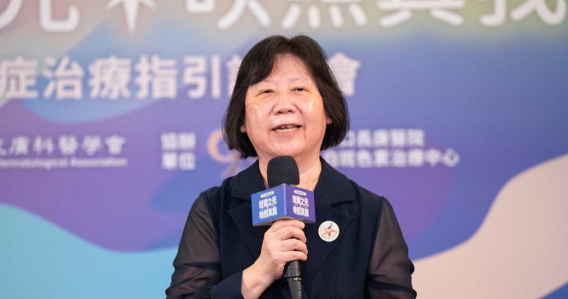 臺灣皮膚科醫學會理事長暨國立成功大學醫學院附設醫院皮膚部醫師趙曉秋說明臺灣皮膚科醫學會已正式發布白斑症治療共識與國際治療標準接軌。（圖／臺灣皮膚科醫學會提供）
