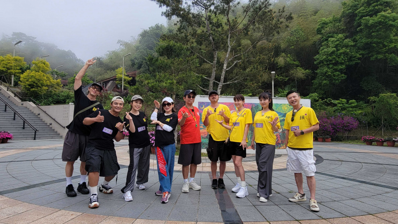 《綜藝玩很大》本集前進嘉義梅山展開挑戰，（左起）坤達、曾瑋中、蔡家蓁、王彩樺、吳宗憲、KID、鄭仲茵、大芭、方順吉。（圖／綜藝玩很大提供）