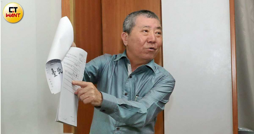 前民進黨立委蔡啟芳感嘆當年黨外人士是「踩草鞋拼天下」，現在黨員則是「穿皮鞋樹下乘涼」，時代際遇大不同。（圖／周志龍攝）