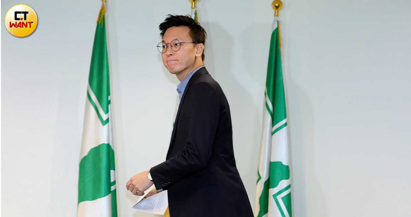 出身太陽花運動的林飛帆未曾創下選舉戰功，踏入社會第一份工作就擔任民進黨副秘書長，被網友譏為「林九萬」，後又轉任謔稱的「林廿萬」的國安會副秘書長。（圖／方萬民攝）