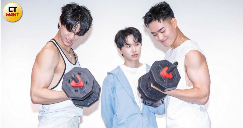 李秉諭、須弘道在記者會舉啞鈴比賽。(圖/趙文彬攝)