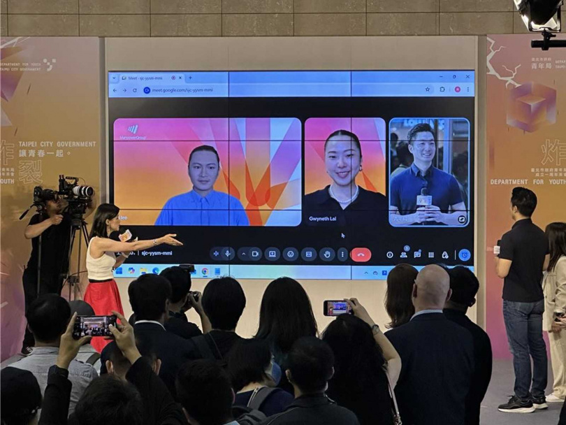 北市青年局成立周年,市長蔣萬安(視訊右框)與不少海內外青年視訊同歡。(圖/報系資料照)