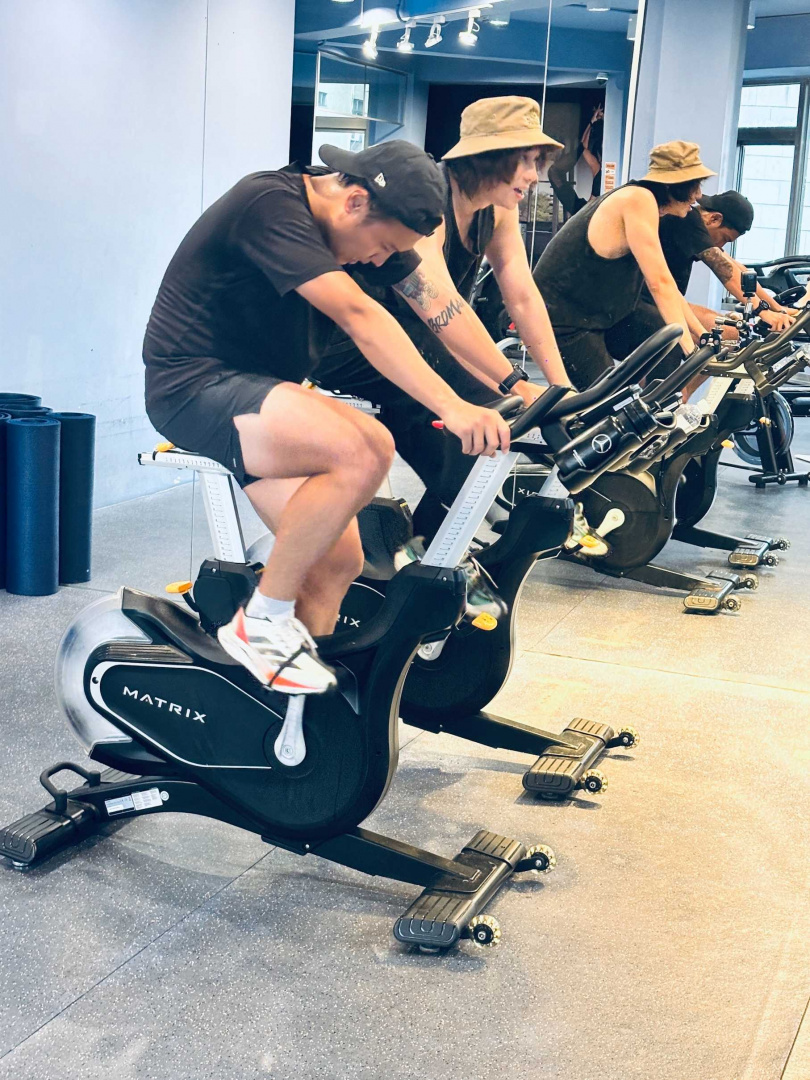 霸天在台中遇上大雨，改揪好友玖壹壹洋蔥一起踩飛輪「補進度」。（圖／不搖就滾提供）