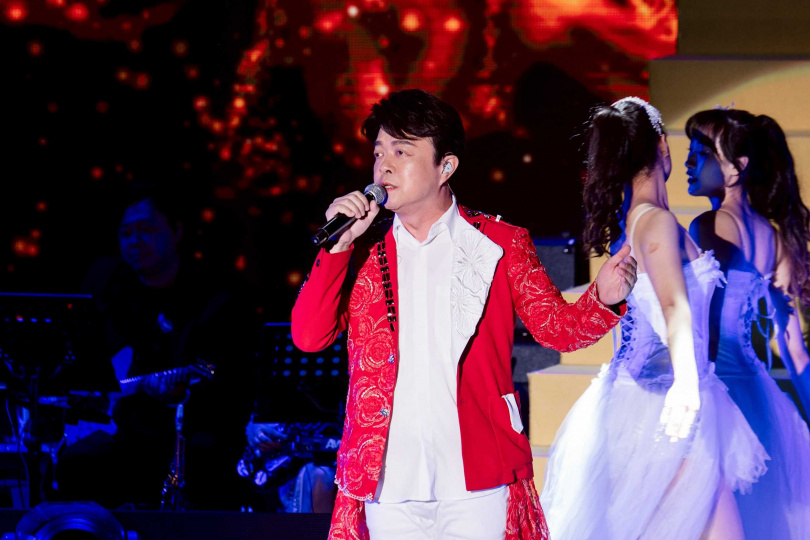 翁立友特別已阿吉仔的獨特哭腔唱〈生日快樂〉。（圖／萬星傳播提供）