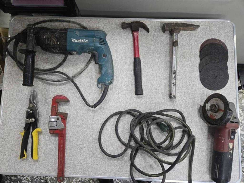 警方從車上起出做案工具。（圖／翻攝畫面）