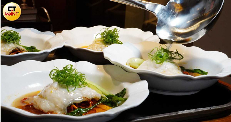 「鮮花椒蟲草花蒸龍躉柳」起鍋後會綴以新鮮花椒與蔥絲,並淋上秘製魚露醬汁及以大蔥、洋蔥及紅蔥頭自煉的熱油爆香提鮮。(980元,圖/魏妤靜攝)