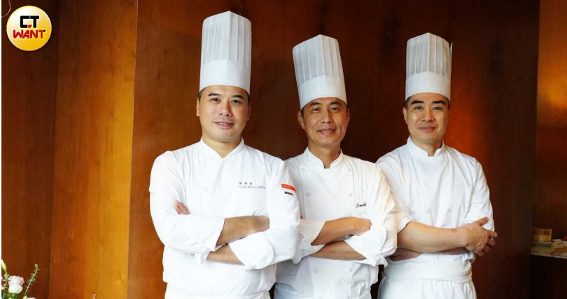被暱稱為「章師傅」的香港君悅酒店中菜行政總廚陳漢章(左起)、台北君悅酒店漂亮廣式海鮮餐廳主廚盧俊源、港灣壹號副主廚林春山。(圖/魏妤靜攝)
