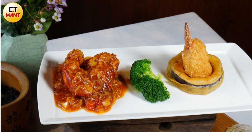 可二吃的「椒鹽百花龍蝦鉗拌無錫汁燴波士頓龍蝦」。(時價,圖/魏妤靜攝)