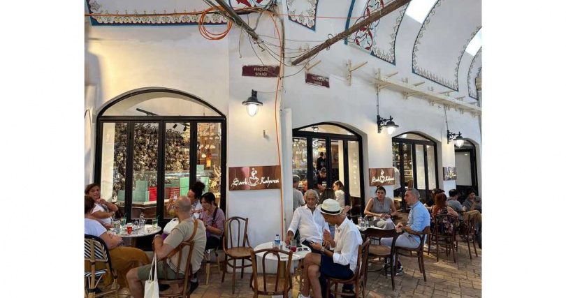 頂大市集的Sark Kahvesi內外隨時都坐滿品飲紅茶的遊客。（圖╱吳德亮攝）
