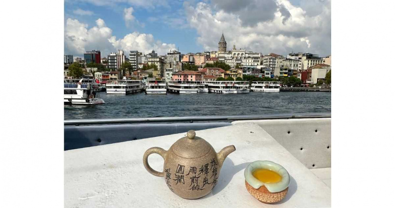 在博斯普魯斯海峽的遊船上帶自己的茶具沖泡台灣好茶。（圖╱吳德亮攝）