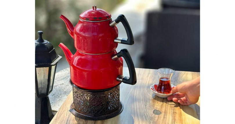 土耳其人用上下雙茶壺煮茶，並用鬱金香形的玻璃杯喝茶。（圖╱吳德亮攝）