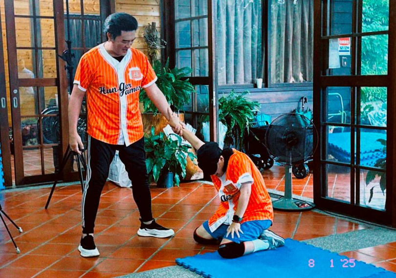 李㼈(左)、陳沛冪進行矇眼原地轉頭暈目眩。（圖／中視提供）