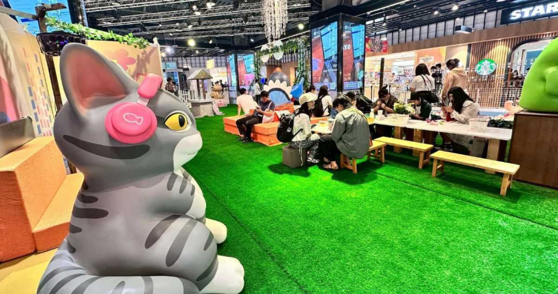 JINS以【廢鏡新思】計畫中回收的廢棄眼鏡，製作以永續和平權為概念的《動物友好樂園：魔法療癒森林》。民眾可帶著毛孩至現場體驗以多個動物角色為主題的互動展覽。（圖片提供／JINS）