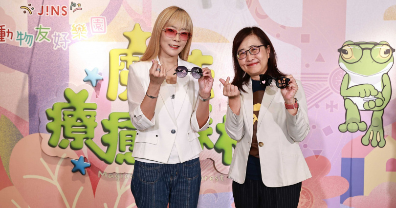 JINS台灣總經理邱明琪和台北市副市長林奕華現場彩繪廢棄眼鏡，林奕華笑稱自己最不擅長畫畫，仍畫上愛心並寫上「動物福利」。（圖片提供／JINS）