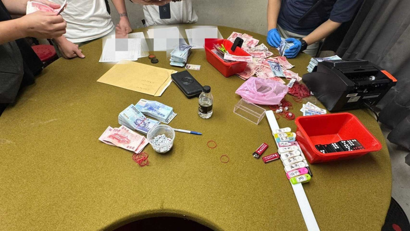 警方查扣約200萬賭資、抽頭金，及天九牌、骰子、限注牌及監控設備等證物。（圖／翻攝畫面）